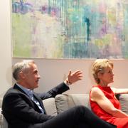 Mark Carney och hans fru Diana Fox Carney följer valet på tv.