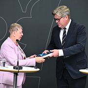 Utredaren Gunnel Lindberg och justitieminister Gunnar Strömmer (M) presenterar delbetänkandet från utredningen om hemliga och preventiva tvångsmedel under en pressträff på tisdagen.