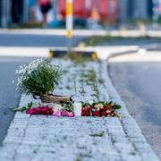 Blommor och ljus på platsen på Hisingen.