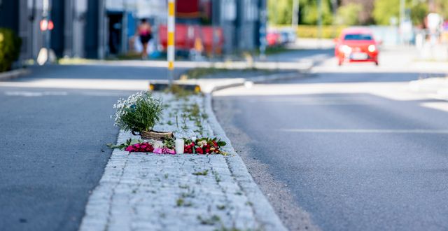 Blommor och ljus på platsen på Hisingen. Adam Ihse/TT