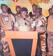 Militärer meddelar maktövertagandet i Gabons statstelevision. AFP