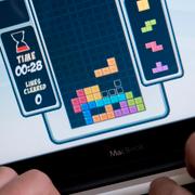 En person spelar Tetris på dator. 