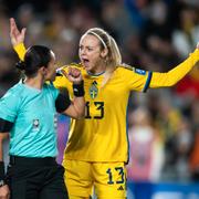 Amanda Ilestedt reagerar mot domaren Edina Alves under matchen mot Spanien. 