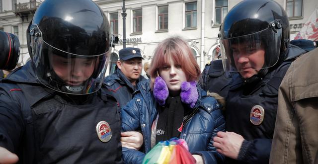 En hbtq-aktivist grips i Sankt Petersburg, 2017. Dmitri Lovetsky / AP