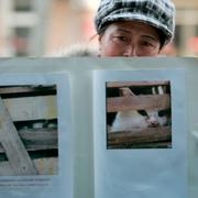 En kvinna i Kina protesterar mot grymheter mot djur.