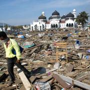 Arkivbild på förödelsen i Indonesien efter Tsunamin.