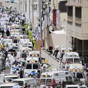 Ambulanser körde pilgrimer till sjukhus i Mina vid förra årets hajj.