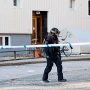 Polisens bombtekniker undersöker fastigheten i Åkersberga där en bomb exploderade på påskaftons morgon. 