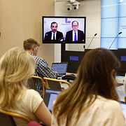 Liberalernas extrainsatta digitala landsmöte på en skärm i riksdagens presscenter.