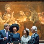 
 Kung Willem-Alexander och drottning Maxima av Nederländerna med kung Carl XVI Gustaf och drottning Silvia framför Rembrandts målning "Batavernas trohetsed".