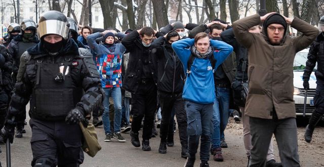 Demonstranter grips i St Petersburg Dmitri Lovetsky / TT NYHETSBYRÅN