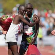 Edmond Kipngetich (th), Kenya, vinner lördagens halvmara Göteborgsvarvet, och kramas om av tvåan Bravin Kiprop, Kenya.