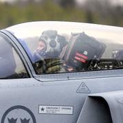 Piloten Eric Dahlqvist i en Jas Gripen C under en övning med flygvapnet på Eskilstuna flygplats. 