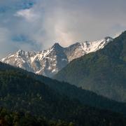 Regnmoln över en del av Himalaya i Indien. Arkivbild. 