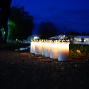 Fagerstabor lämnar blommor och ljus utanför Brinellskolan.