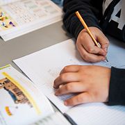 Elever räknar matematik i klassrum.