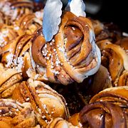 Svenska kyrkans kafé på Manhattan i New York är känt för sina kanelbullar.