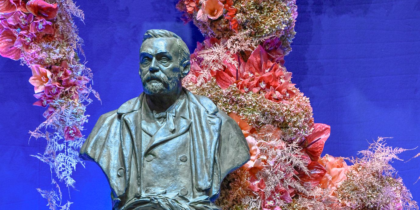 Byst av Alfred Nobel vid Nobelprisutdelningen i Konserthuset i Stockholm, Sverige, 10 december, 2025.