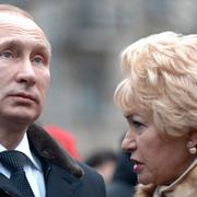 Vladimir Putin lyssnar till Lyudmila Narusova, änka till St Petersburgs borgmästare.