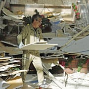 Invånare i Aomori städar efter skalvet på måndagen.