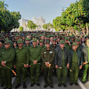 Militärpersonal på en begravning i Havana efter att många kubanska soldater dödats under USA:s räd i Venezuela. 