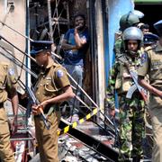 Polis ur säkerhetsstyrkan på plats i Kandy, Sri Lanka.