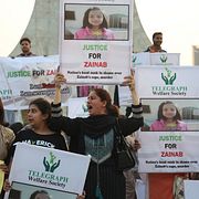 Arkivbild: Aktivister demonstrerade efter mordet på sjuåriga Zainab Ansari.