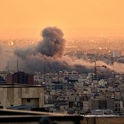 Rök stiger från Teheran.