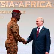 Vladimir Putin skakar hand med Ibrahim Traore, som tog makten i Burkina Faso efter en militärkupp. Burkina Faso har närmat sig Ryssland på senare år.