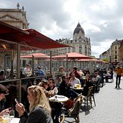 Restauranggata i franska Lille. Illustrationsbild.