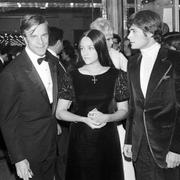 Regissören Franco Zeffirelli till vänster och skådisarna Olivia Hussey och Leonard Whiting till höger.