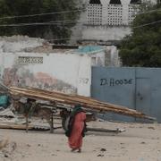 En kvinna i Mogadishu efter en attack i huvudstaden. 