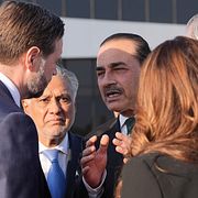 USA:s vicepresident JD Vance pratar med Pakistans försvarschef Asim Munir efter samtalen i Islamabad.