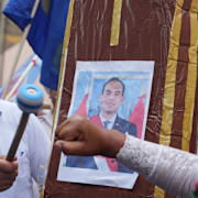 Demonstranter firar avsättandet av José Jerí utanför kongressen i Lima, Peru den 17 februari 2026. 