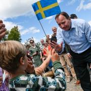 Statsminister Stefan Löfven tas emot av fritidsbarn på Hasslö i Blekinge skärgård på måndagen.