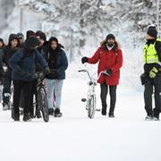 Cyklande migranter som anländer till Finland. 