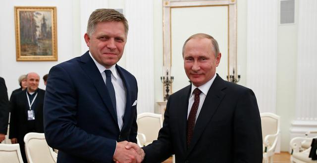 Bild på Robert Fico och Vladimir Putin från 2016.  Alexander Zemlianichenko / AP