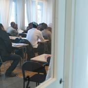 Asylsökande lär sig svenska på ett utbildningscenter för Sfi, svenska för invandrare i Täby.