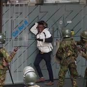 Polis omringar en demonstrant i Kenyas huvudstad Nairobi. 