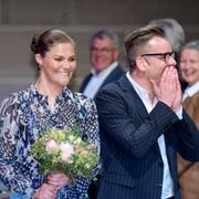 Kronprinsessan Victoria och årets Alma-pristagare, den belgiske författaren Bart Moeyaert under måndagskvällens prisutdelning på Konserthuset i Stockholm.