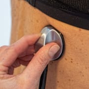 En läkare lyssnar på en patients andning med stetoskop. Arkivbild. 