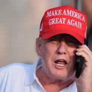 Arkivbild på Donald Trump på golfbanan.