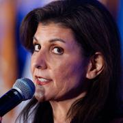 Nikki Haley under nattens tal i Massachussets.