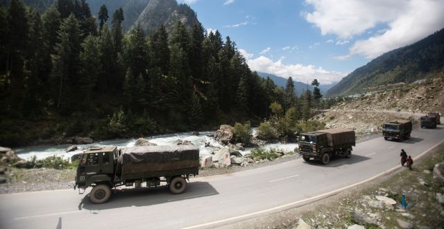 Indisk militärkonvoj i Ladakh förra året.  Mukhtar Khan / TT NYHETSBYRÅN