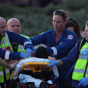 Ambulanspersonal hjälper en skadad person.