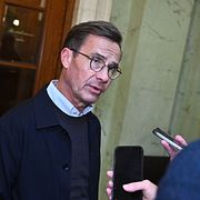 Statsminister Ulf Kristersson (M) kommer ut från Moderaternas riksdagsgruppsmöte.