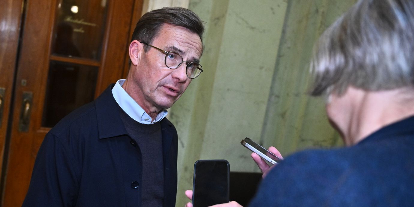 Statsminister Ulf Kristersson (M) kommer ut från Moderaternas riksdagsgruppsmöte.