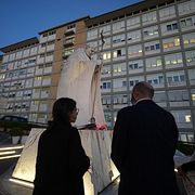 Människor som ber för påven utanför sjukhuset i Rom.