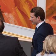 Sebastian Kurz lämnar plenisalen efter omröstningen.