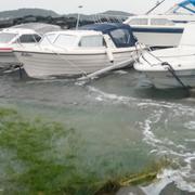 Högt vattenstånd vid småbåtshamnen på Rörtången i Kungälvs kommun. 